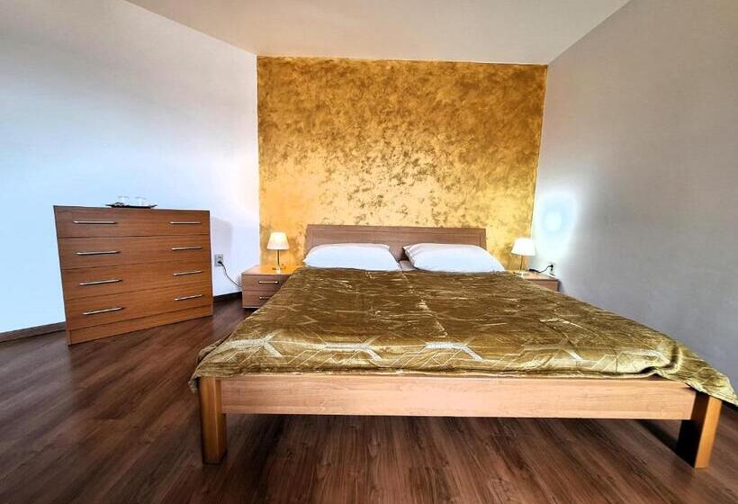 اتاق سه‌نفرۀ استاندارد با سرویس بهداشتی بیرون از اتاق, Penzión Villa Agnes
