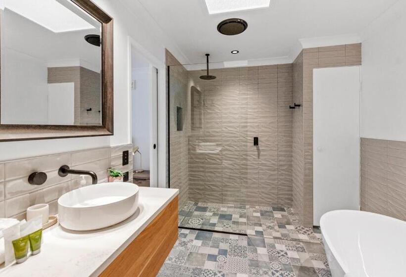 Дом 2 Спальни, Noosa Entrance Waterfront Resort