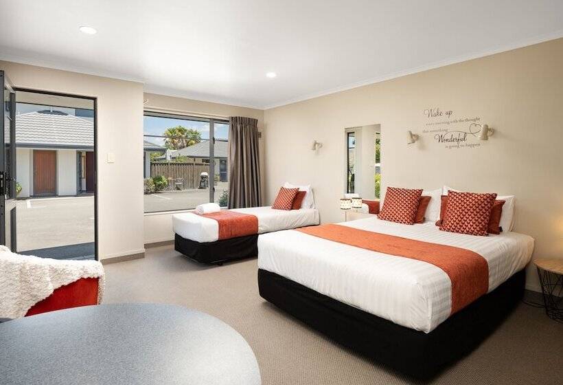 Студия Стандарт, Centre Court Motel