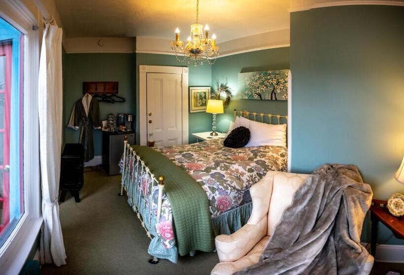 Номер Стандарт с Балконом, Clementine S Guest House & Vacation Rentals
