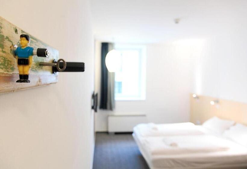 标准间, Maverick City Lodge