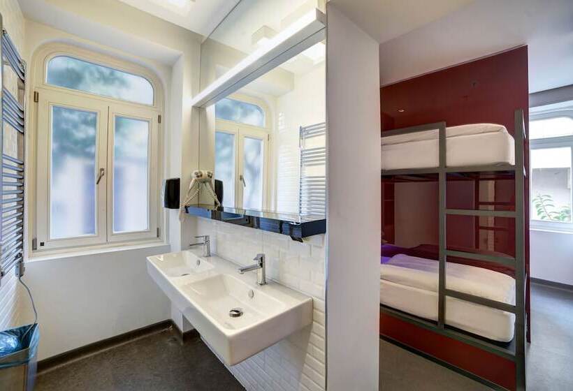تختخواب در اتاق سوپریور مشترک, Wabi Hostels