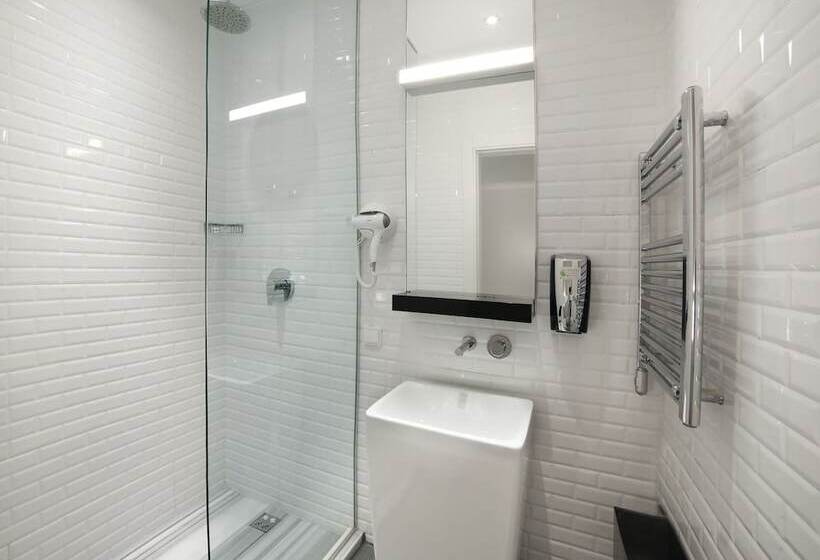 Bed in Shared Room with Shared Bathroom, Wabi Hostels