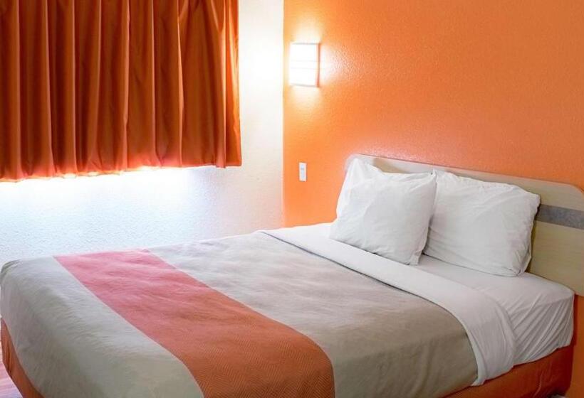 자쿠지 스위트, Motel 6 Seymour, In   North