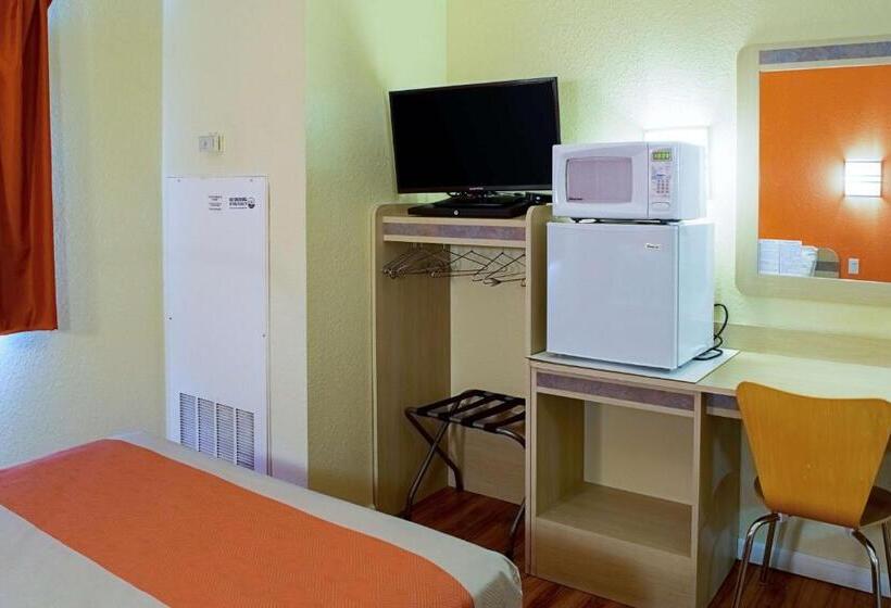 장애인을 위한 스탠다드 룸, Motel 6 Seymour, In   North