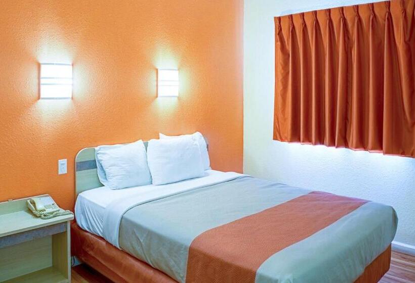 장애인을 위한 스탠다드 룸, Motel 6 Seymour, In   North