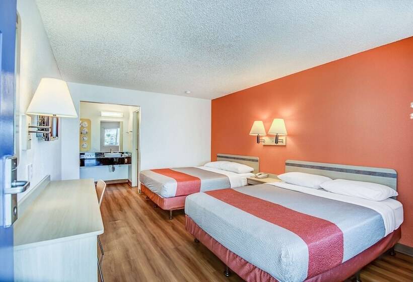 스탠다드 룸 더블 침대 2개, Motel 6stockton, Ca  Charter Way West