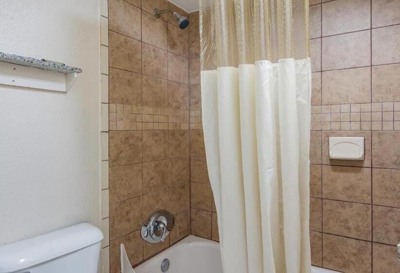 Стандартный Номер Кровать Кинг, Rodeway Inn Broken Bowhochatown