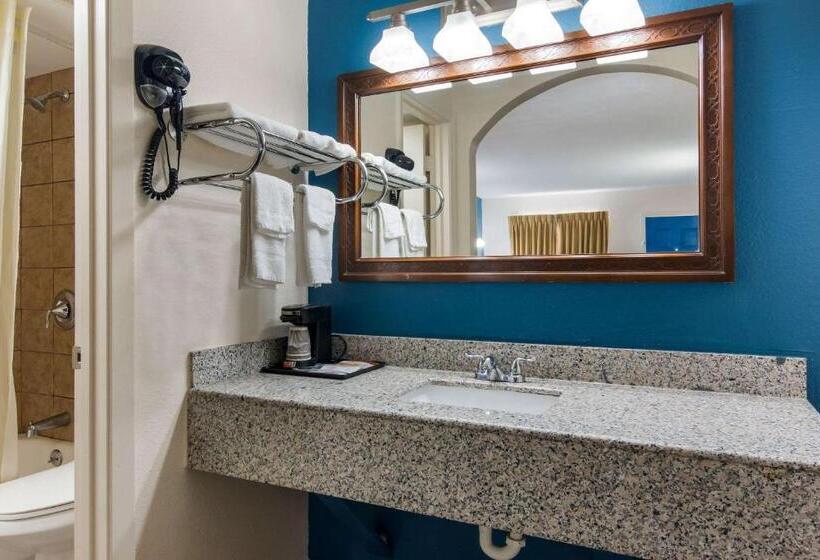 Стандартный Номер Кровать Кинг, Rodeway Inn Broken Bowhochatown
