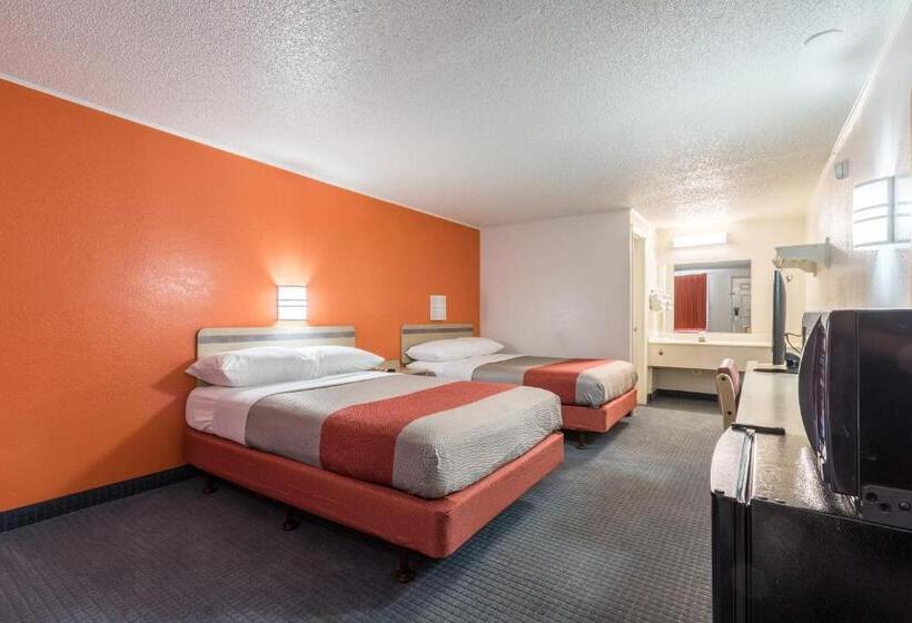 Номер Стандарт 2 Двуспальные Кровати, Travelodge By Wyndham Lansing