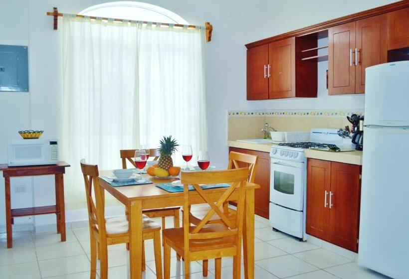 2 makuuhuoneen sviitti sivuttaisella merinäköalalla, Corales Suites