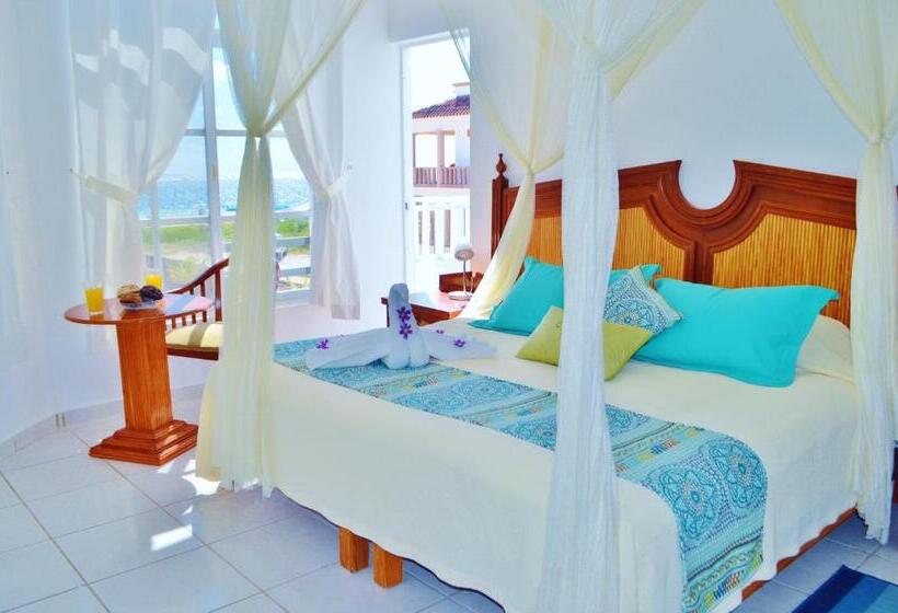 2 makuuhuoneen sviitti sivuttaisella merinäköalalla, Corales Suites