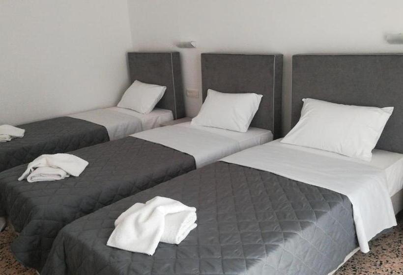 Habitación Triple Estándar, Nikos