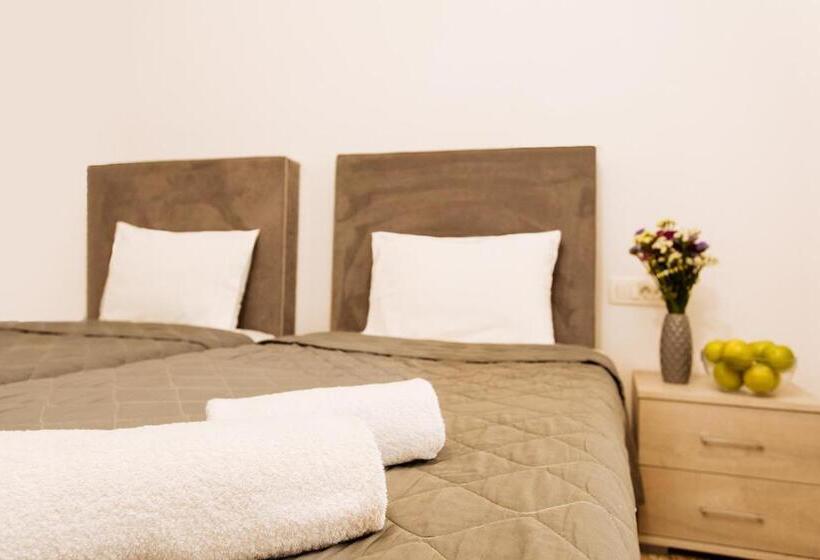 Habitación Estándar, Nikos