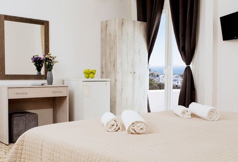 Habitación Triple Estándar, Nikos