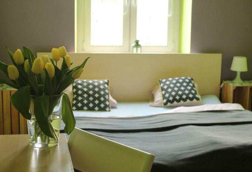اتاق استاندارد با سرویس بهداشتی مشترک, Hostel Centrum Sabot