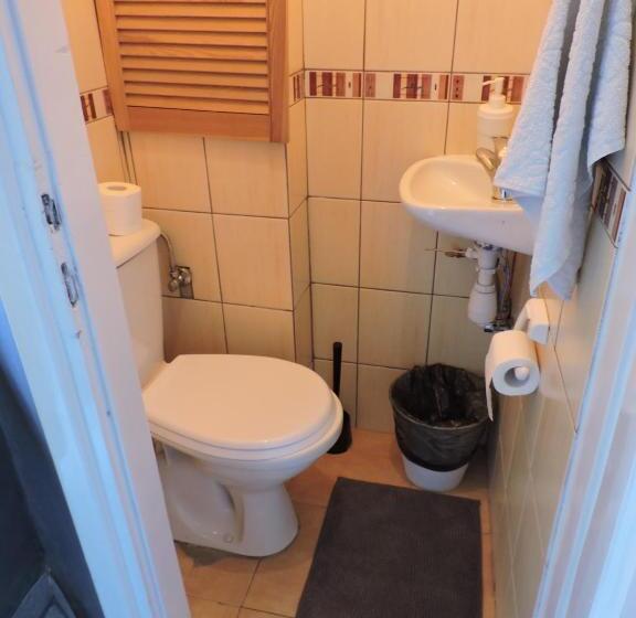 اتاق استاندارد سه تخته با سرویس بهداشتی مشترک, Hostel Centrum Sabot