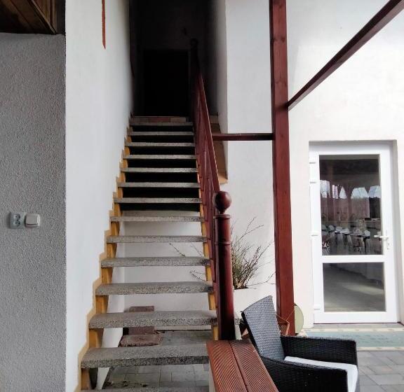 Quarto Familiar Deluxe, Pod Piramidą