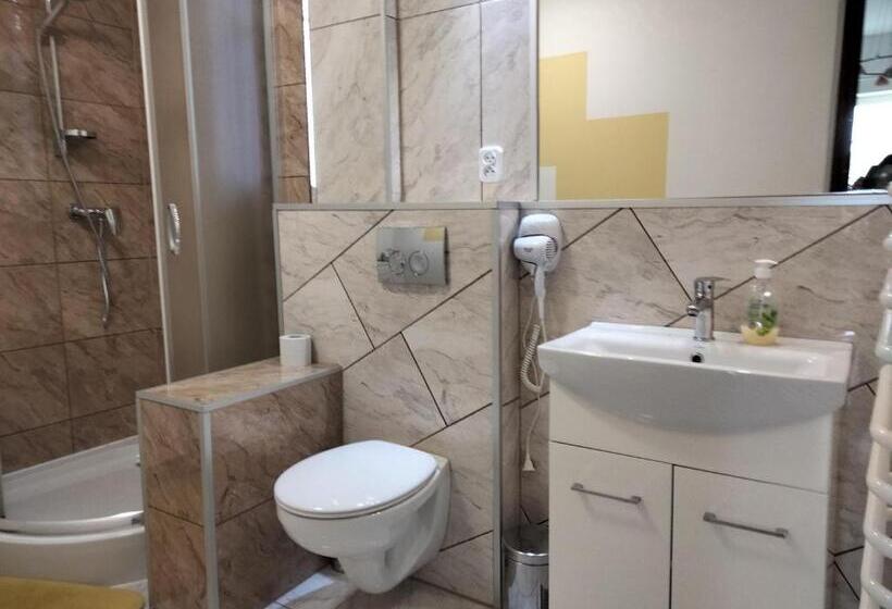 Quarto Familiar Deluxe, Pod Piramidą