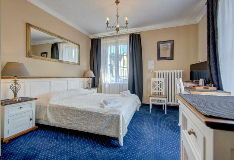 Quarto Estandar, Willa Roztoka