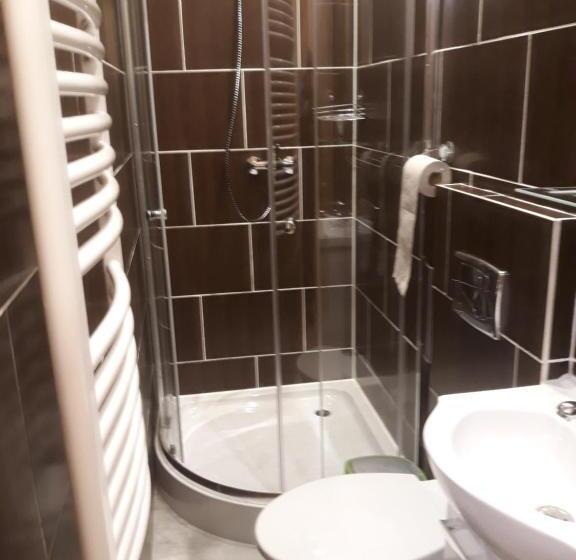 标准间, Domek Pod Akacjami