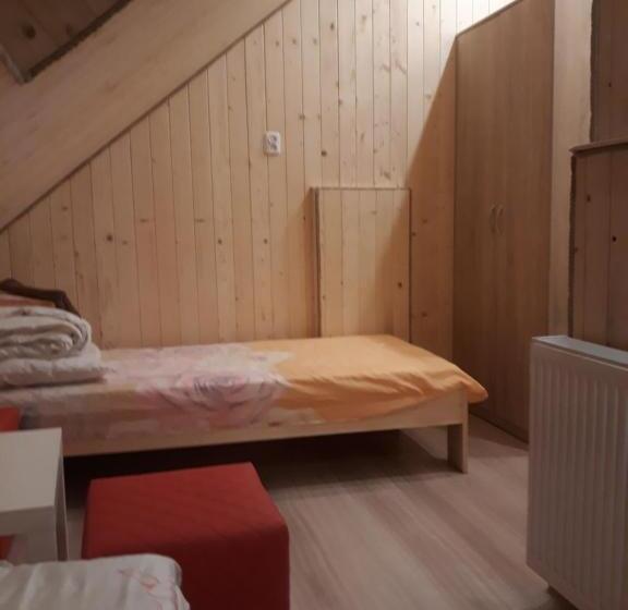 标准间, Domek Pod Akacjami