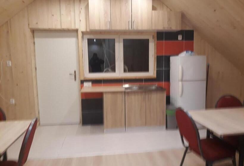 四人标准间, Domek Pod Akacjami