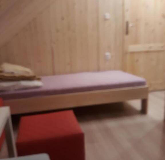 标准间, Domek Pod Akacjami