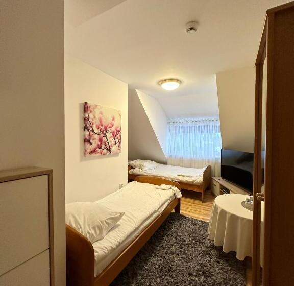 标准三人间, Motel Za Miedzą