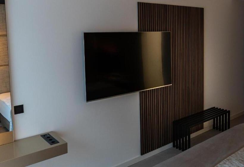 חדר סופריור, The Newsha Signature Home