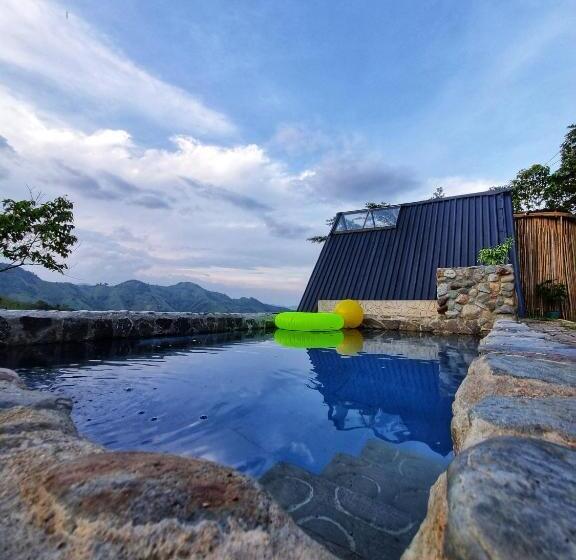 패밀리 방갈로, Hostal Mostaza