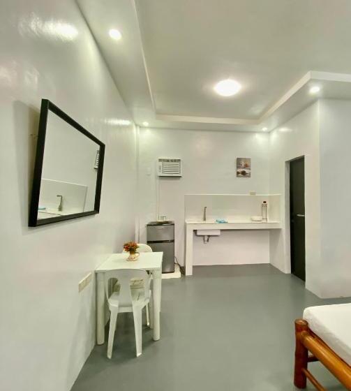 Студио Стандарт с Балконом, La Casa Blanca Binoclutan Beach Resort