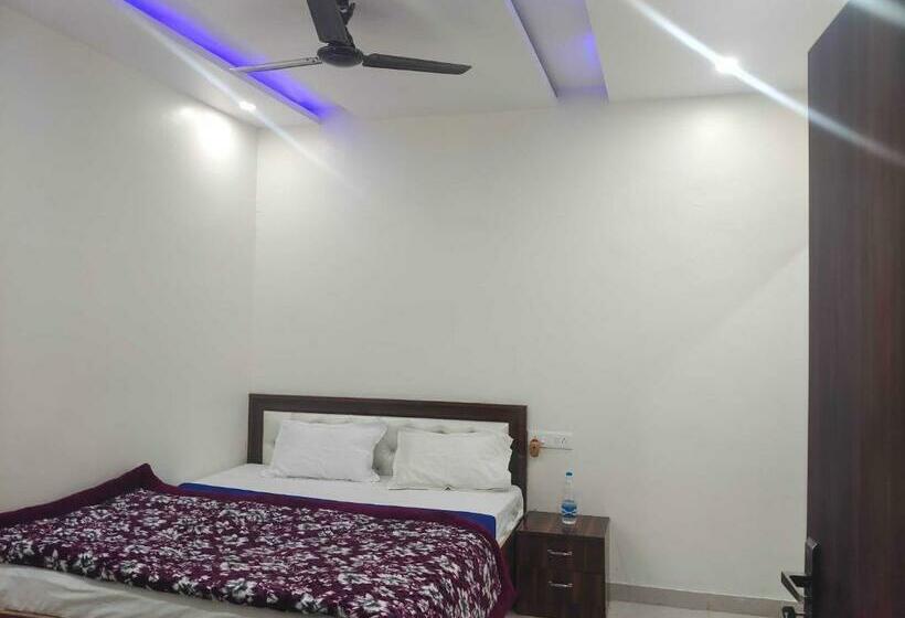 Трехместный Номер Классика, Oyo 70355  Shaurya