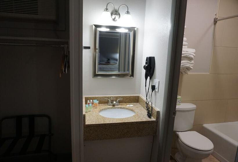 Номер Стандарт 2 Двуспальные Кровати, Harvest Drive Family Inn  Renovated Rooms