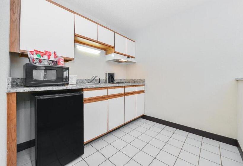 Номер Стандарт, Red Roof Inn Plus+ & Suites Guilford