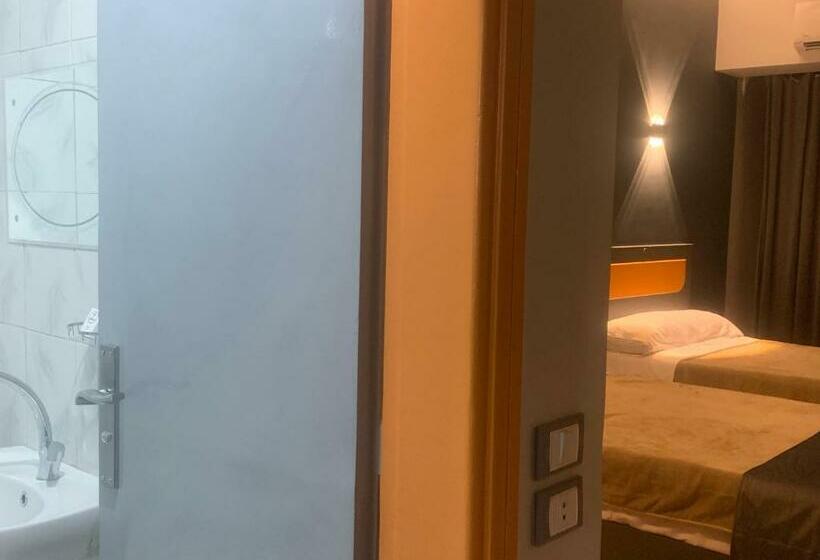 Deluxe Room, Royal