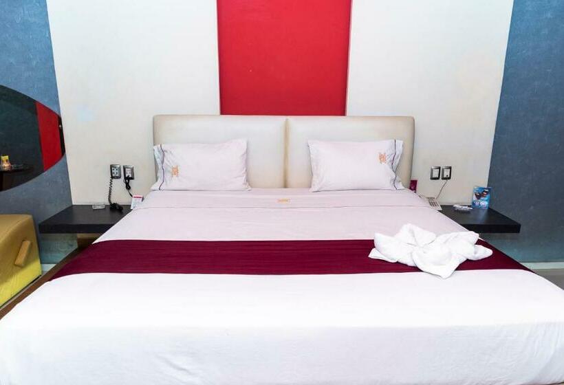 استودیوی لوکس, Dluxe Auto Hotel Adults Only