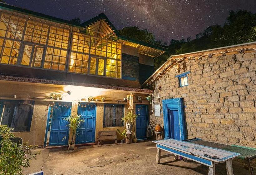 共用房间的床, Vista Hostel Jeolikote, Nainital