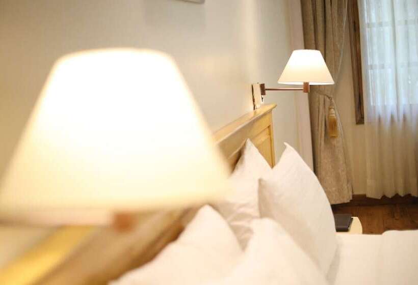 클럽 룸, Willow Banks   Boutique 4 Star Hotel On The Mall Road Shimla