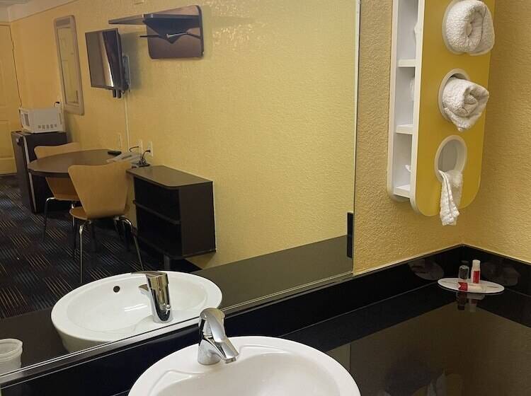 Номер Стандарт 2 Двуспальные Кровати, Travelodge By Wyndham Benton Harbor Mi