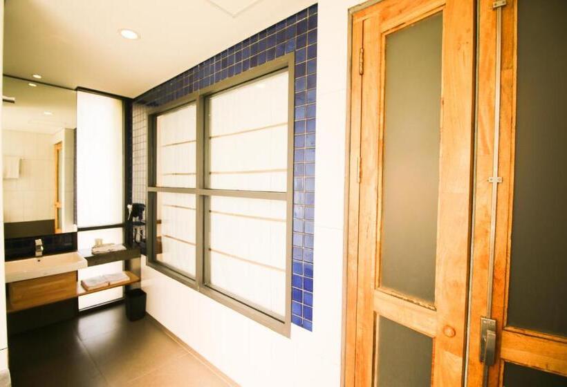 اتاق لوکس با تخت بزرگ, Liberta Hotel Jimbaran