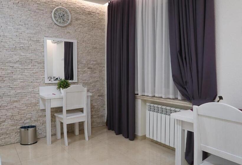Трехместный Номер Стандарт с Балконом, Hoshen