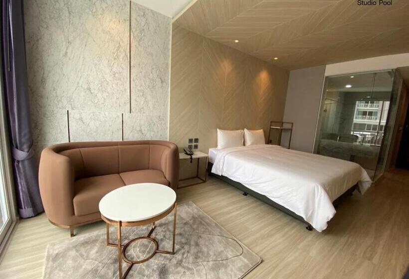 استودیو استاندارد با چشم‌انداز استخر, Golden City Rayong
