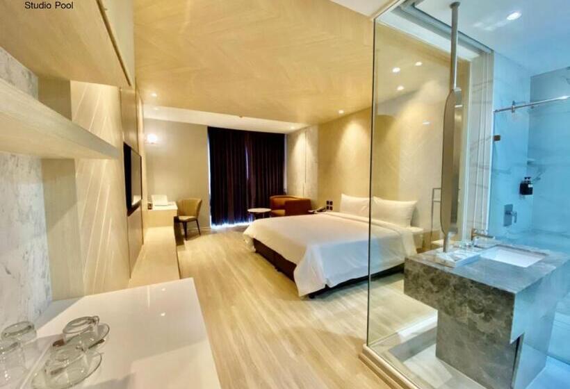 استودیو استاندارد با تخت کینگ, Golden City Rayong