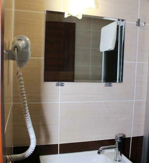 اتاق اکونومی, Sinopsis Resort Otel
