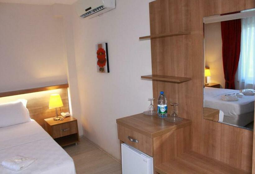 Economy Triple Room, Sinopsis Resort Otel