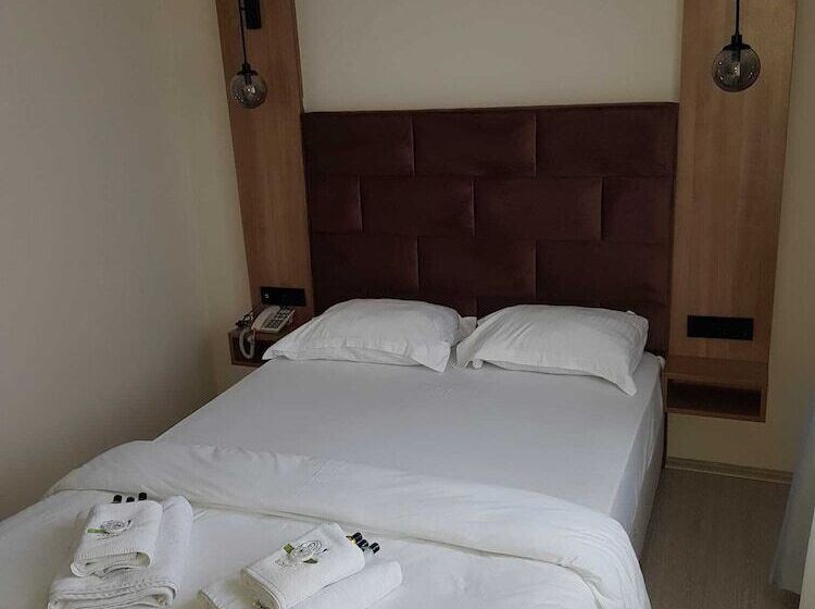 اتاق اکونومی, Sinopsis Resort Otel