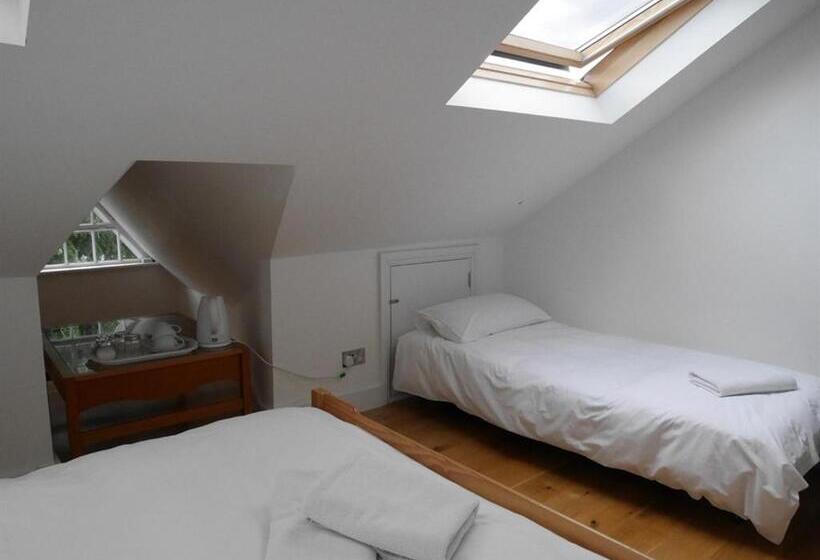 غرفة قياسية ثلاثية, Kew Studios And Rooms