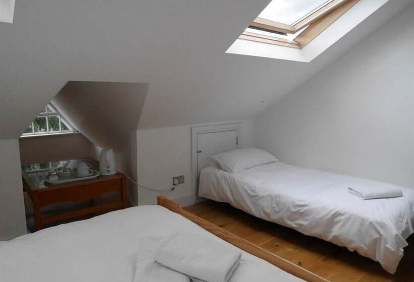 غرفة قياسية ثلاثية, Kew Studios And Rooms
