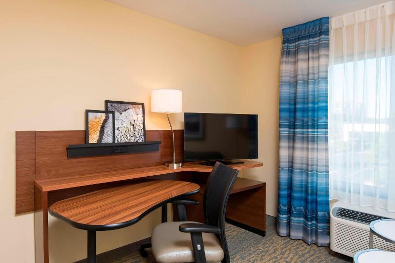 带大床的标准工作室, Fairfield Inn & Suites By Marriott Tampa Westshore/airport